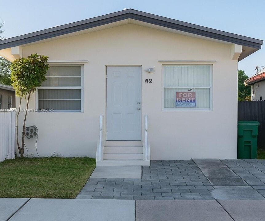 42 NW 32nd Ave in Miami, FL - Building Photo