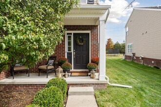 26422 Elk Run E in New Hudson, MI - Building Photo - Building Photo