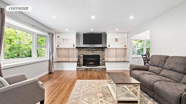 11 Mortimer St in Westhampton Beach, NY - Building Photo - Building Photo