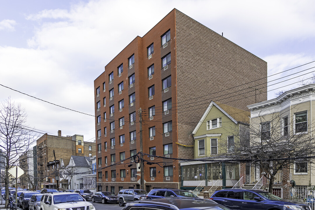 2736 Creston Ave in Bronx, NY - Building Photo