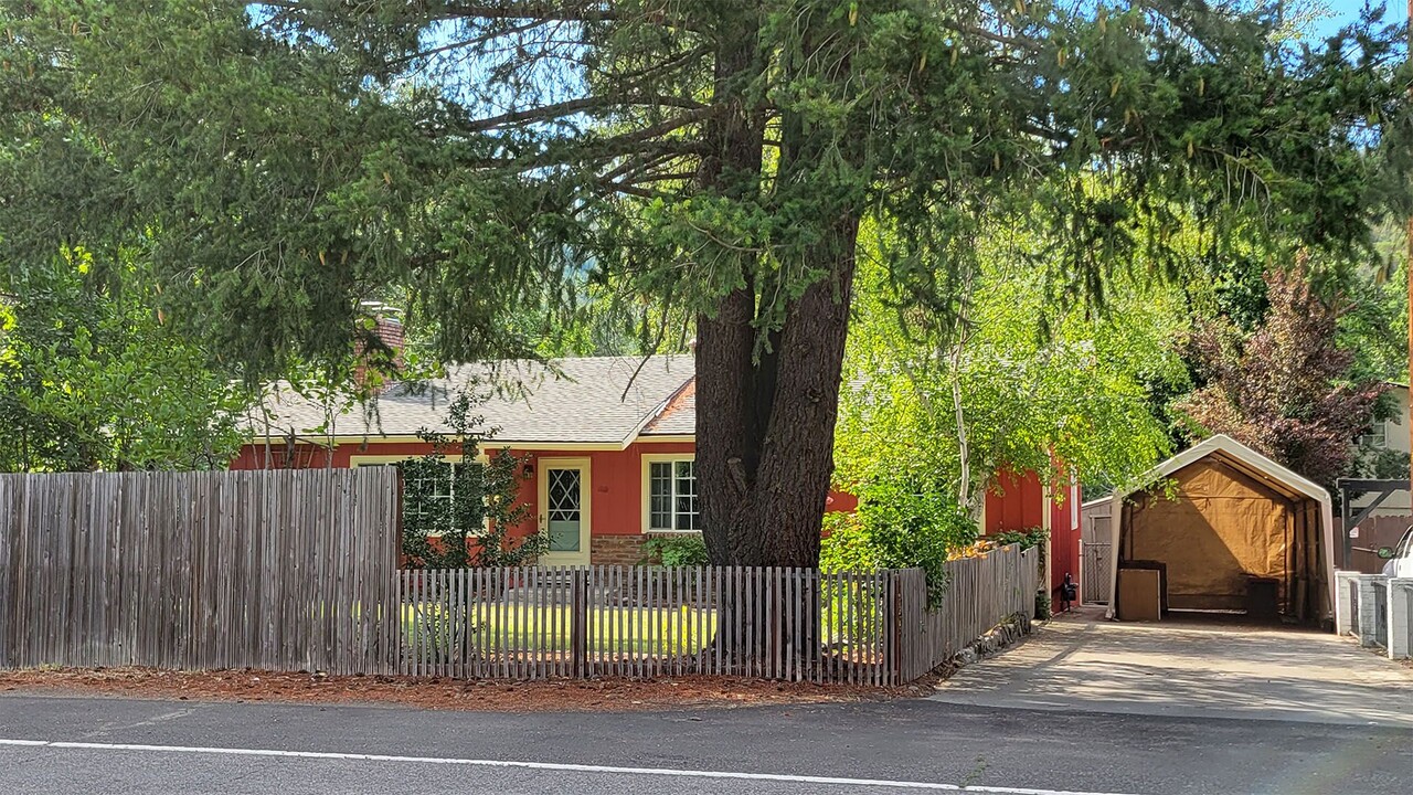 1316 Rogue River Hwy in Gold Hill, OR - Building Photo