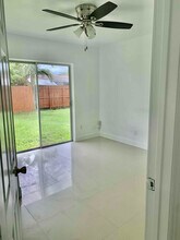 9798 SW 158th St in Miami, FL - Foto de edificio - Building Photo