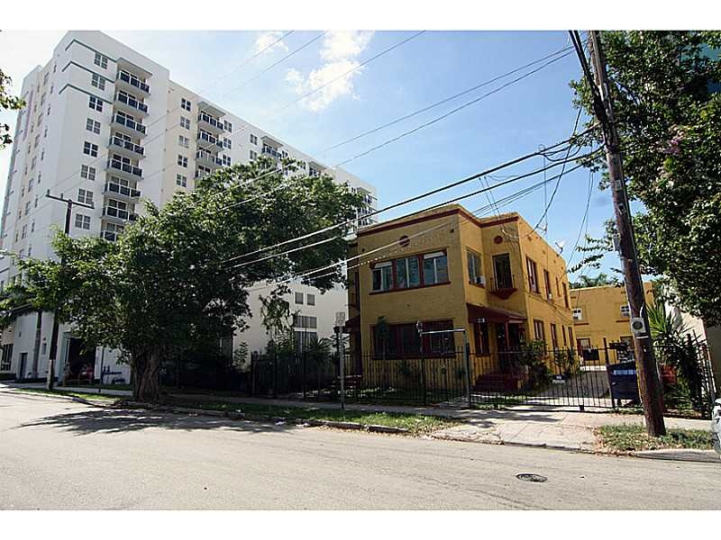 229-239 NE 24th St in Miami, FL - Building Photo