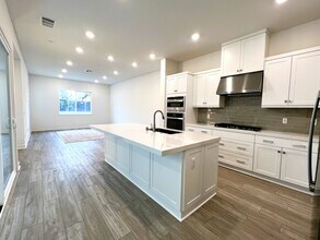 107 Zawn in Irvine, CA - Foto de edificio - Building Photo