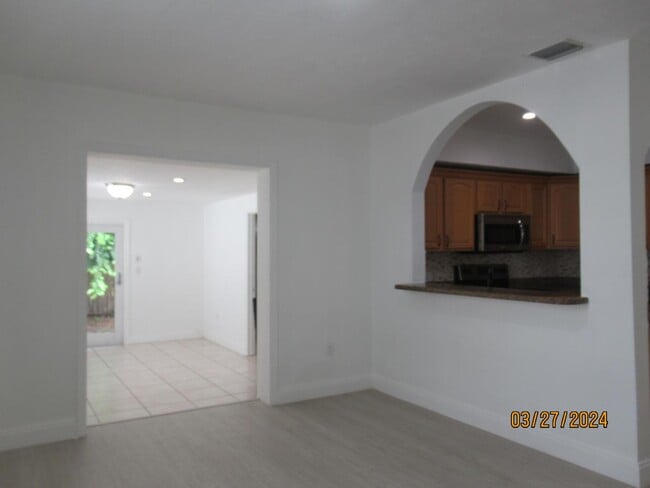 4245 SW 7th St in Coral Gables, FL - Building Photo - Building Photo
