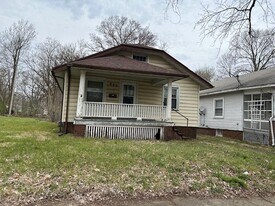 853 N College St in Decatur, IL - Building Photo