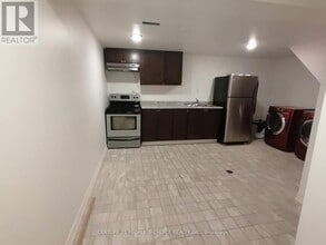 115 McMurchy Ave S in Brampton, ON - Building Photo - Building Photo