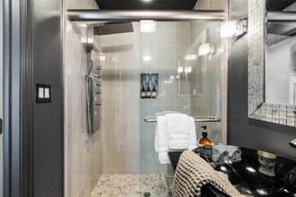 5842 Soledad Mountain Rd in San Diego, CA - Building Photo - Building Photo