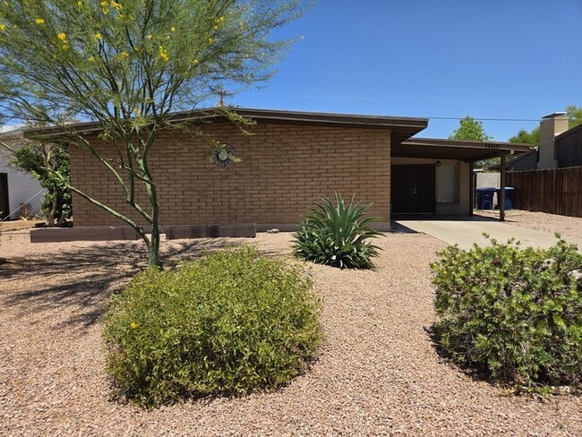 property at 1110 E Broadmor Dr