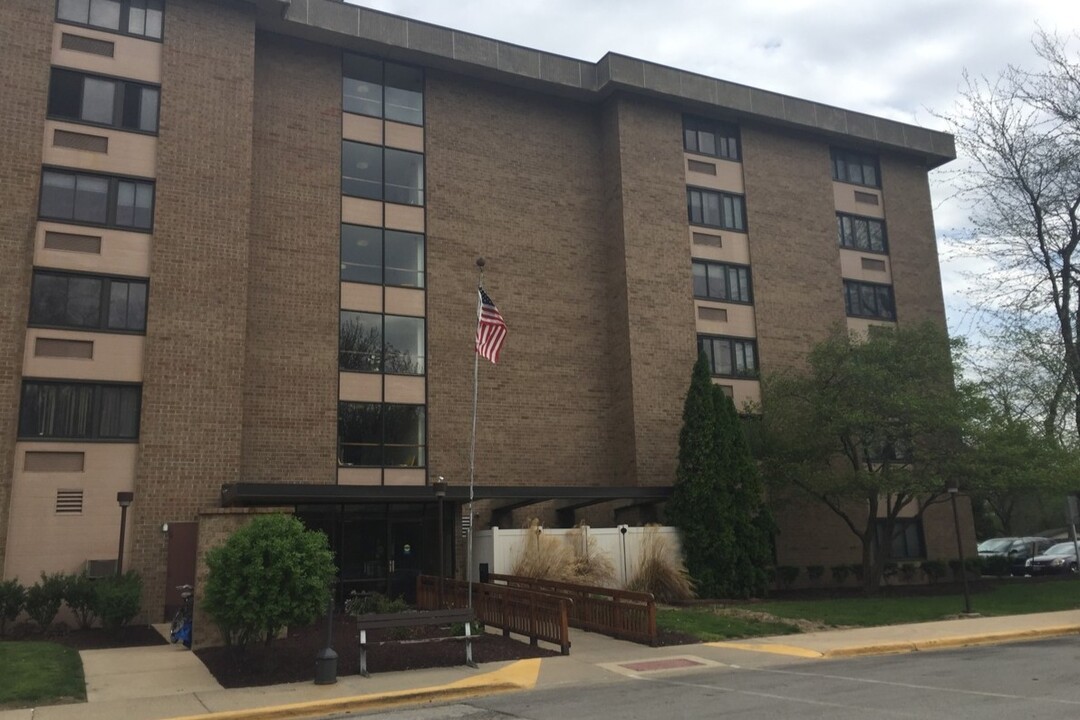 Pontiac Towers in Pontiac, IL - Building Photo