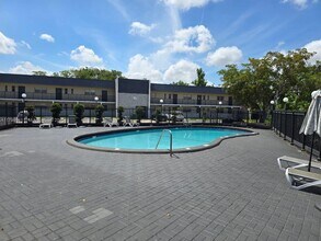 8020 Fairview Dr in Tamarac, FL - Building Photo - Building Photo