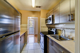 Strathroy Manor in Mississauga, ON - Building Photo - Building Photo