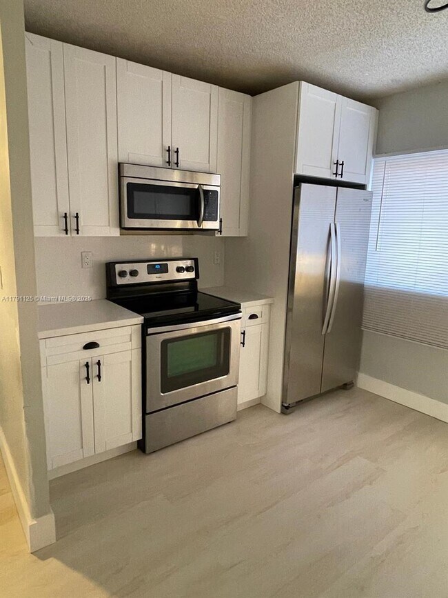 6375 W 27th Way in Hialeah, FL - Building Photo - Building Photo