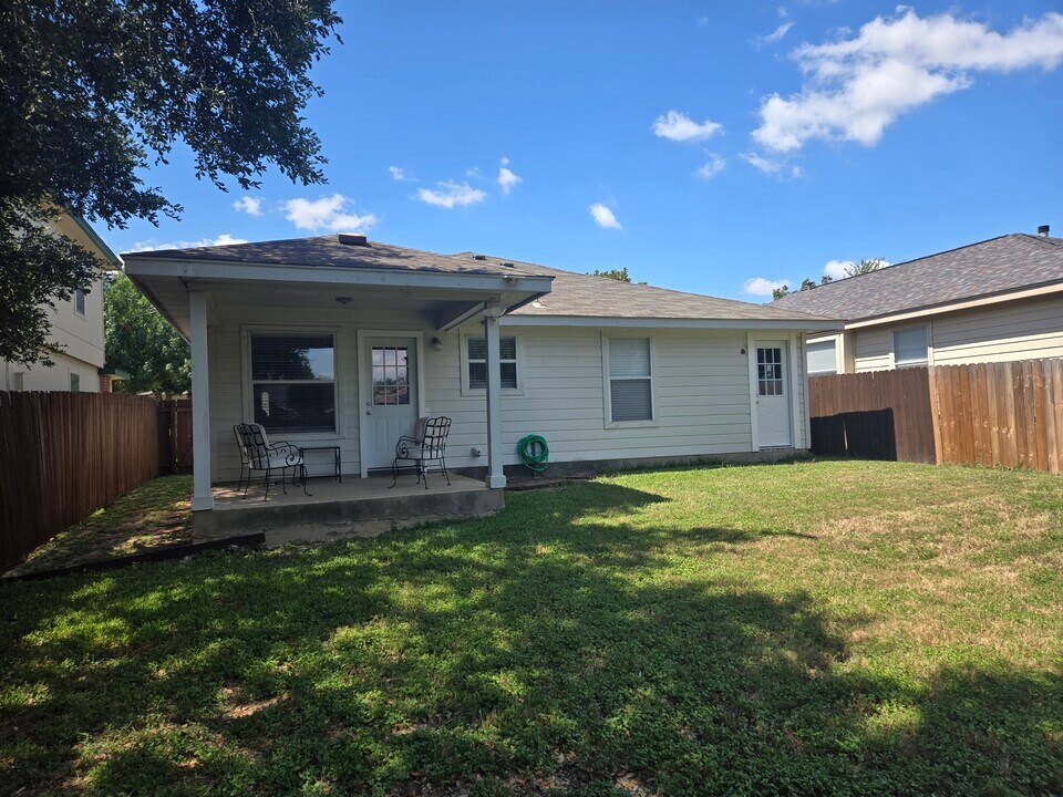 7129 Lynn Lake Dr in San Antonio, TX - Foto de edificio