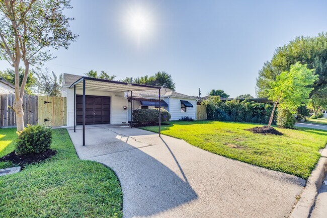 1304 Pugh Dr in Galena Park, TX - Foto de edificio - Building Photo