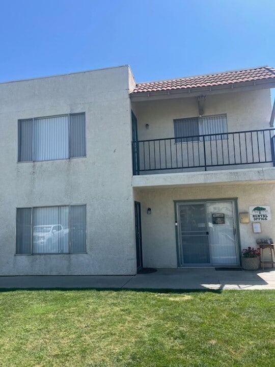 900 Susan Dr in Delano, CA - Building Photo