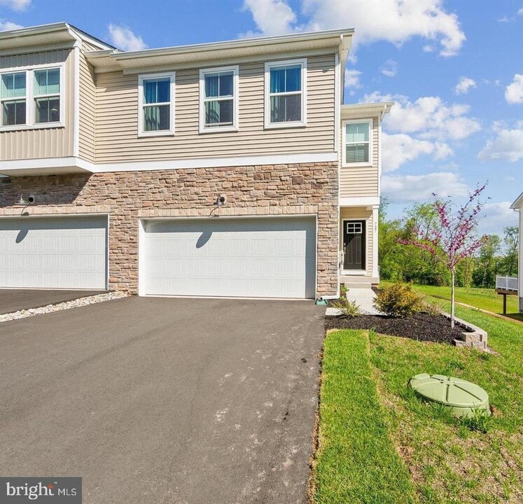 727 Hunsberger Rd in Spring City, PA - Building Photo