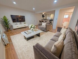 1532 S Bundy Dr in Los Angeles, CA - Building Photo