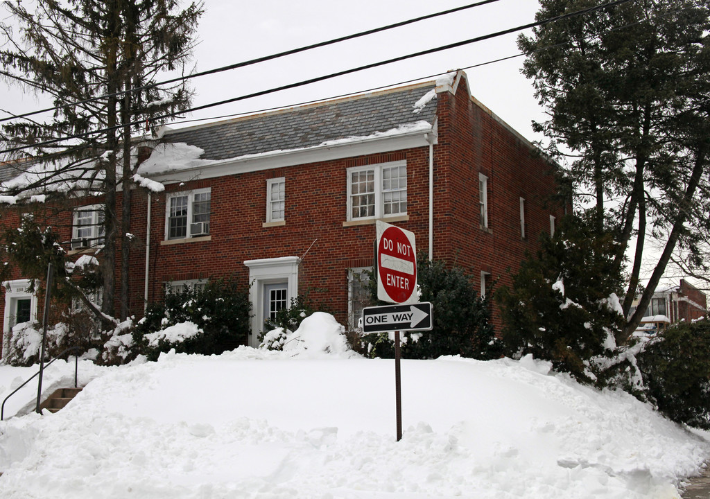 2201 40th Pl NW in Washington, DC - Foto de edificio