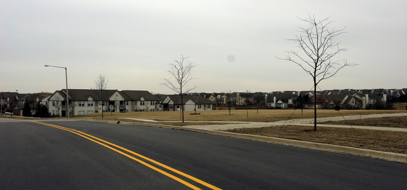 Randall Village in Crystal Lake, IL - Building Photo