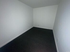 5 A Hemlock Dr in Bay Shore, NY - Building Photo - Building Photo