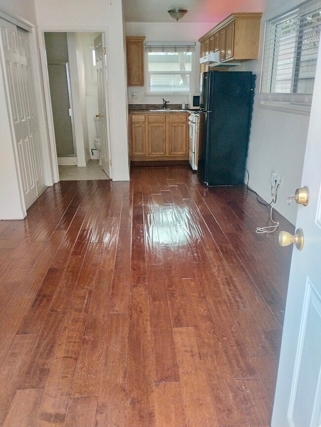 860 Manhattan Beach Blvd, Unit Unit C in Manhattan Beach, CA - Building Photo - Building Photo