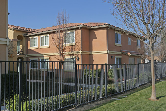 Mirage Vista Apartments in Pixley, CA - Foto de edificio - Building Photo