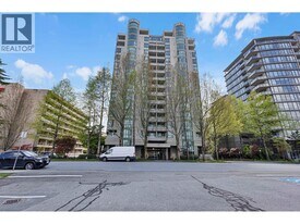 7380 Elmbridge Way in Richmond, BC - Building Photo