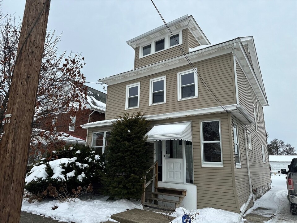 2811 Schley St in Erie, PA - Building Photo