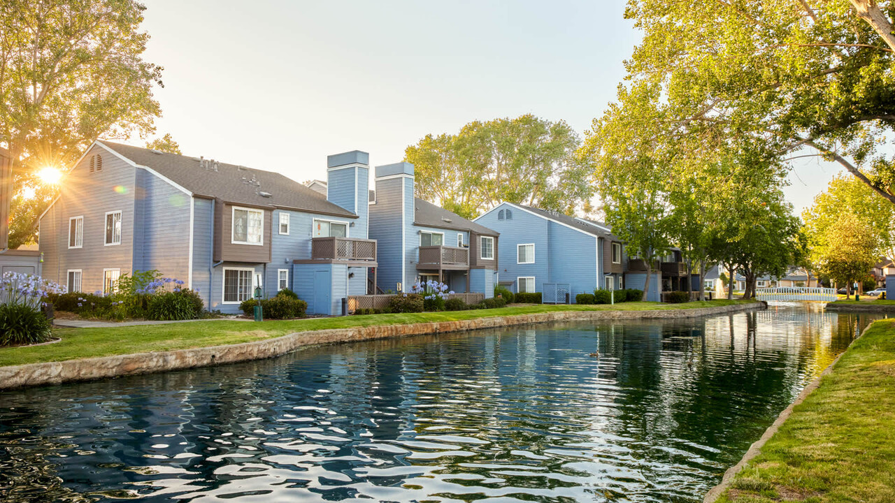 Lantern Cove in Foster City, CA - Building Photo