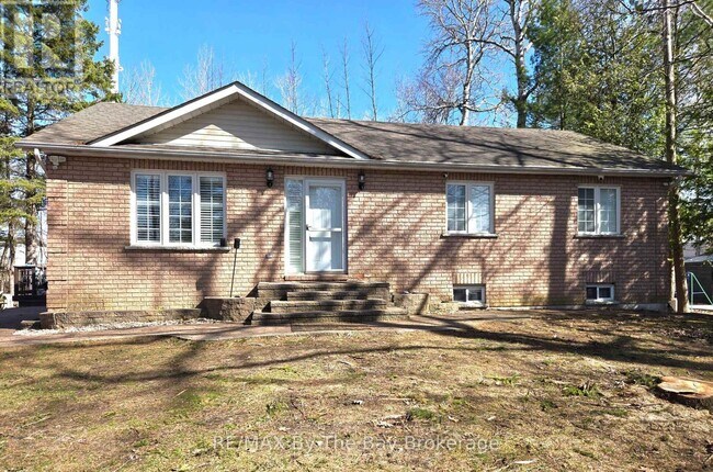 31 Forest Ave in Wasaga Beach, ON - Building Photo - Building Photo