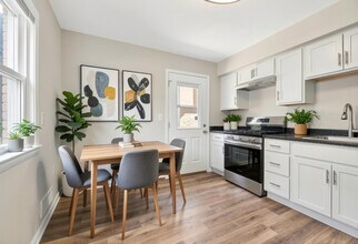 11817 W North Ave in Wauwatosa, WI - Foto de edificio - Building Photo