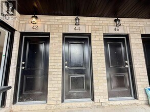 44 Thatcher Dr in Guelph, ON - Building Photo - Building Photo