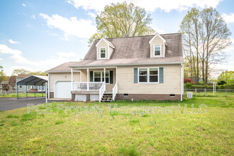 7156 Birchwood Cir in Prince George, VA - Foto de edificio - Building Photo