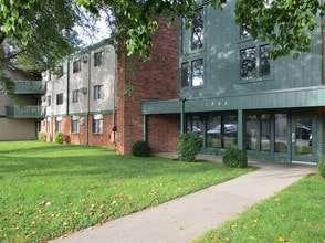 Fairway Woods Apartments in Winona, MN - Foto de edificio - Building Photo