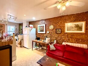 4 Mead St, Unit 1A in Boston, MA - Foto de edificio - Building Photo