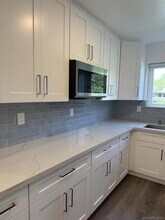 7934 Camino Huerta in San Diego, CA - Foto de edificio - Building Photo