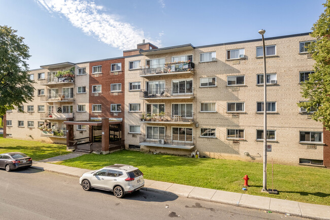 2200 Gold Rue in St. Laurent, QC - Building Photo - Primary Photo