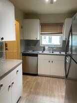 807 W Oakland Park Blvd in Oakland Park, FL - Building Photo