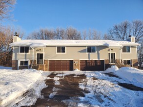 2525 Cedar Hills Dr in Hopkins, MN - Foto de edificio - Building Photo
