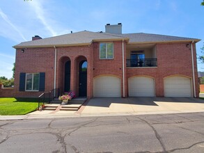 Polo Club Residences in Wichita, KS - Foto de edificio - Building Photo