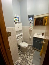 910 W Gunnison St, Unit 1 in Chicago, IL - Foto de edificio - Building Photo