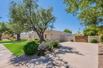 8338 E San Rafael Dr in Scottsdale, AZ - Foto de edificio - Building Photo