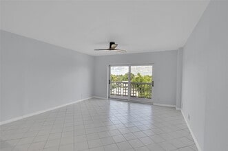 1831 NE 38th St, Unit 503 in Oakland Park, FL - Foto de edificio - Building Photo