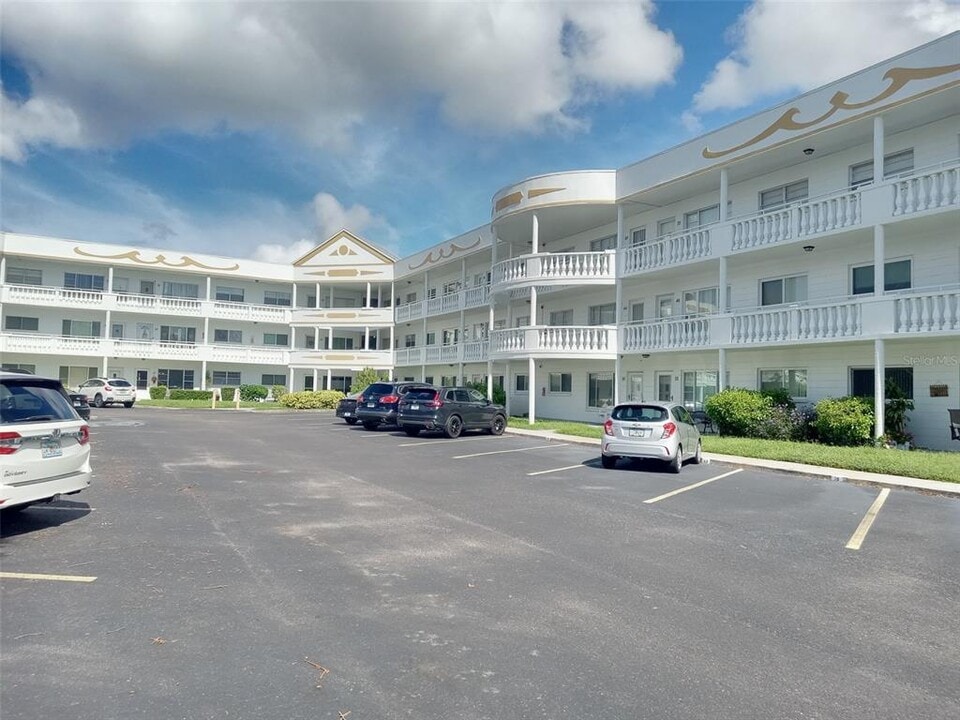 2428 Columbia Dr in Clearwater, FL - Building Photo