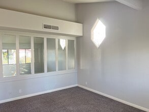 7801 Selkirk Dr in Bakersfield, CA - Foto de edificio - Building Photo