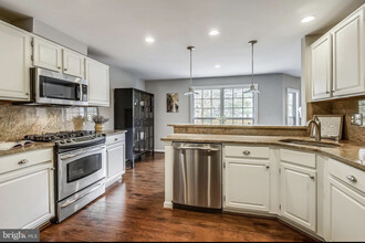 21190 Vineland Sq, Unit Basement Bedroom-Bathroom in Ashburn, VA - Building Photo - Building Photo