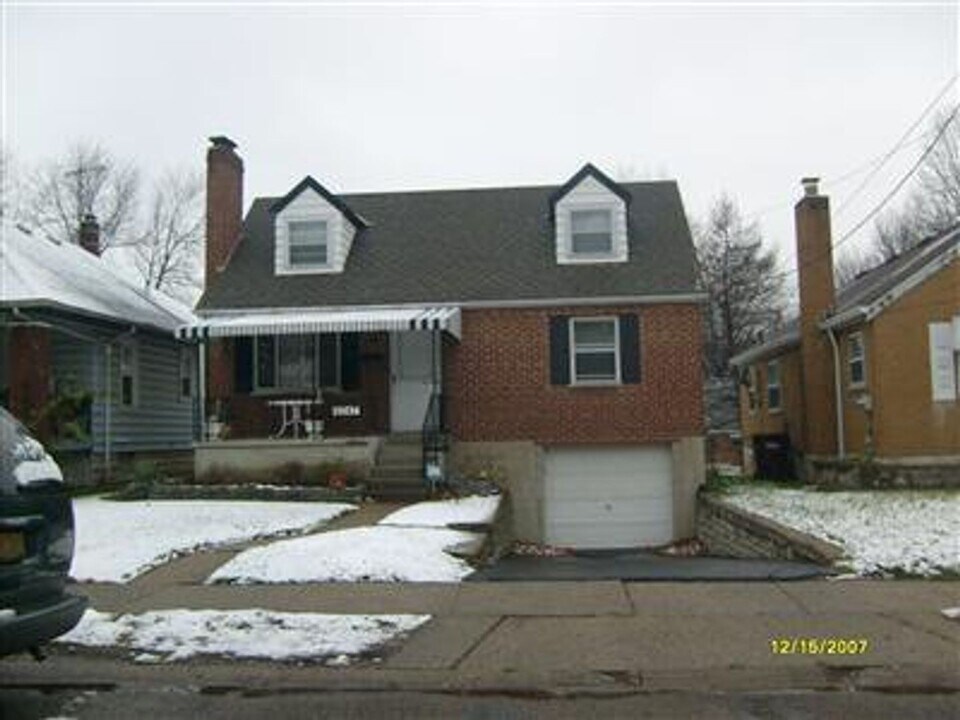 6047 Mayflower Ave in Cincinnati, OH - Building Photo