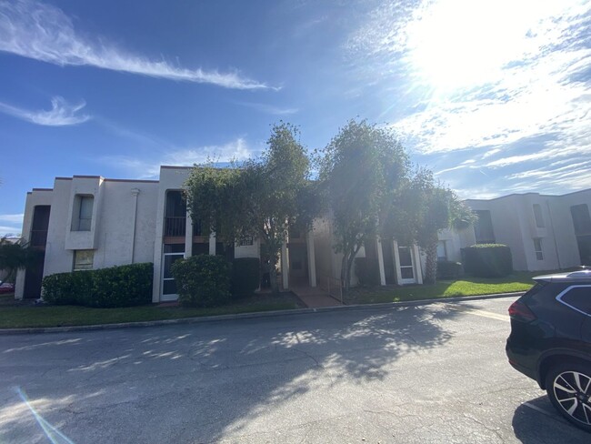 548 Orange Dr in Altamonte Springs, FL - Foto de edificio - Building Photo