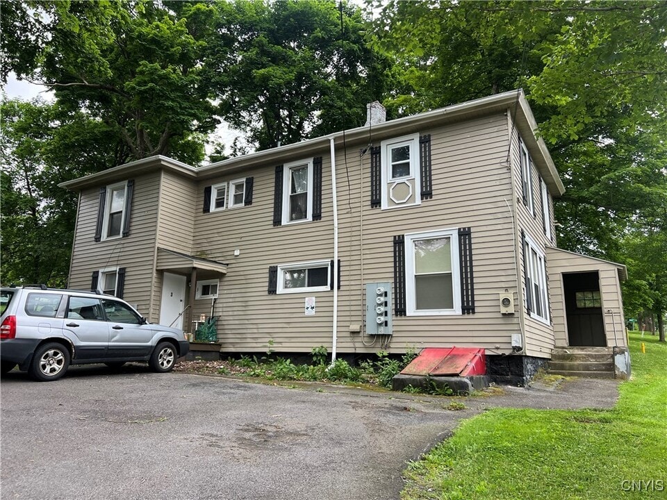 4822 W Seneca Turnpike in Syracuse, NY - Building Photo